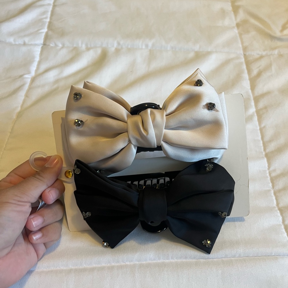 Two bows - Picture 2 of 4